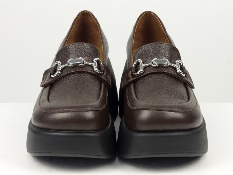Стильні туфлі-лофери із натуральної шкіри флотар  коричневого кольору на потовщеній підошві зі срібною фурнітурою,Т-2416-02